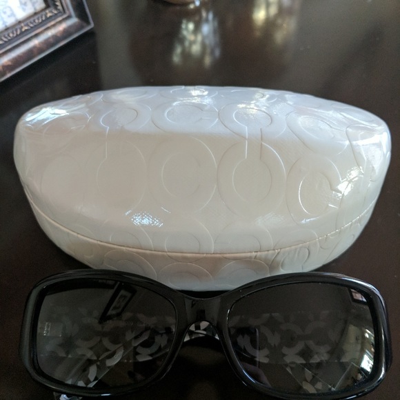 EUC Coach S2009 Sunglasses in Black - Picture 3 of 5